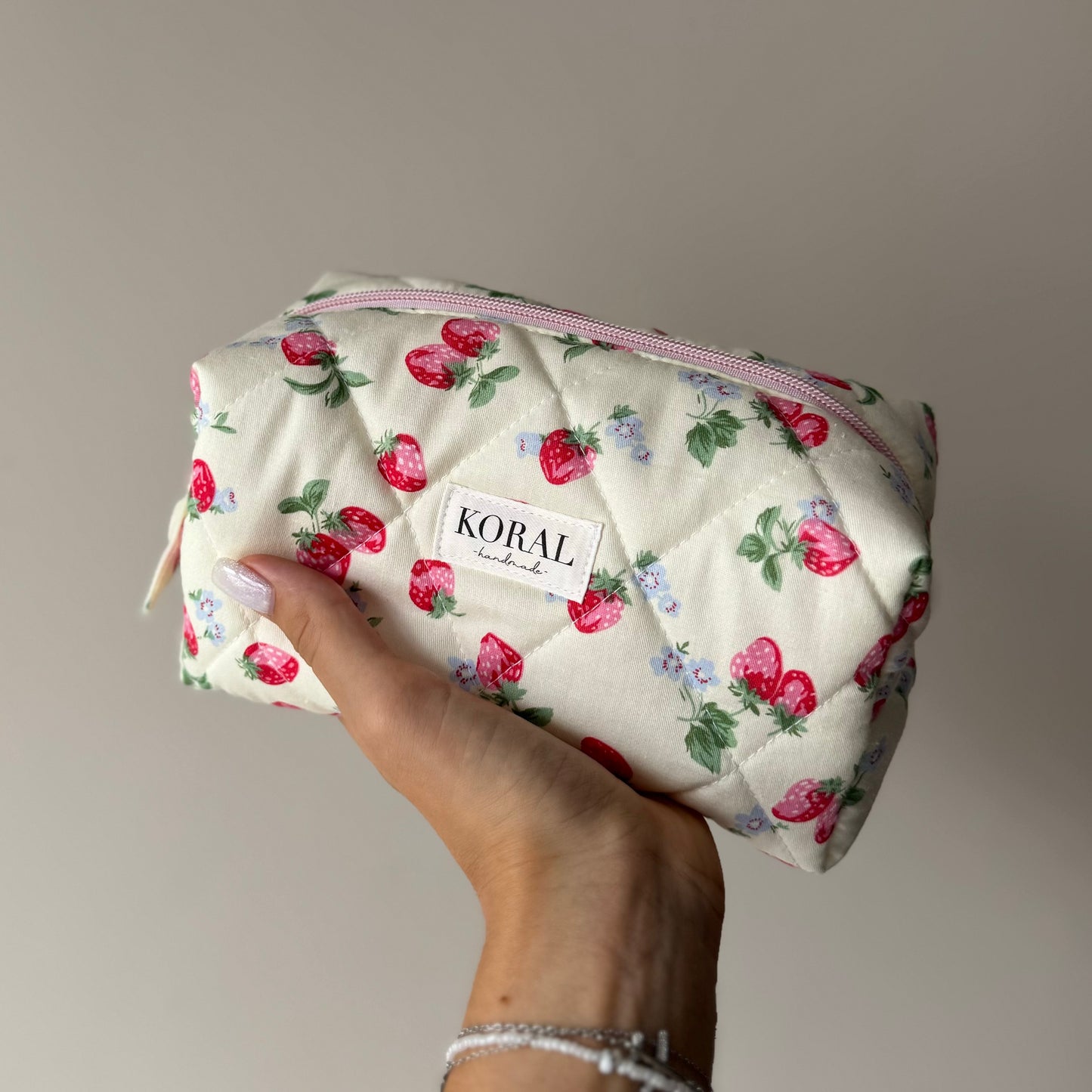 Kosmetyczka-kuferek –  "Truskawki"