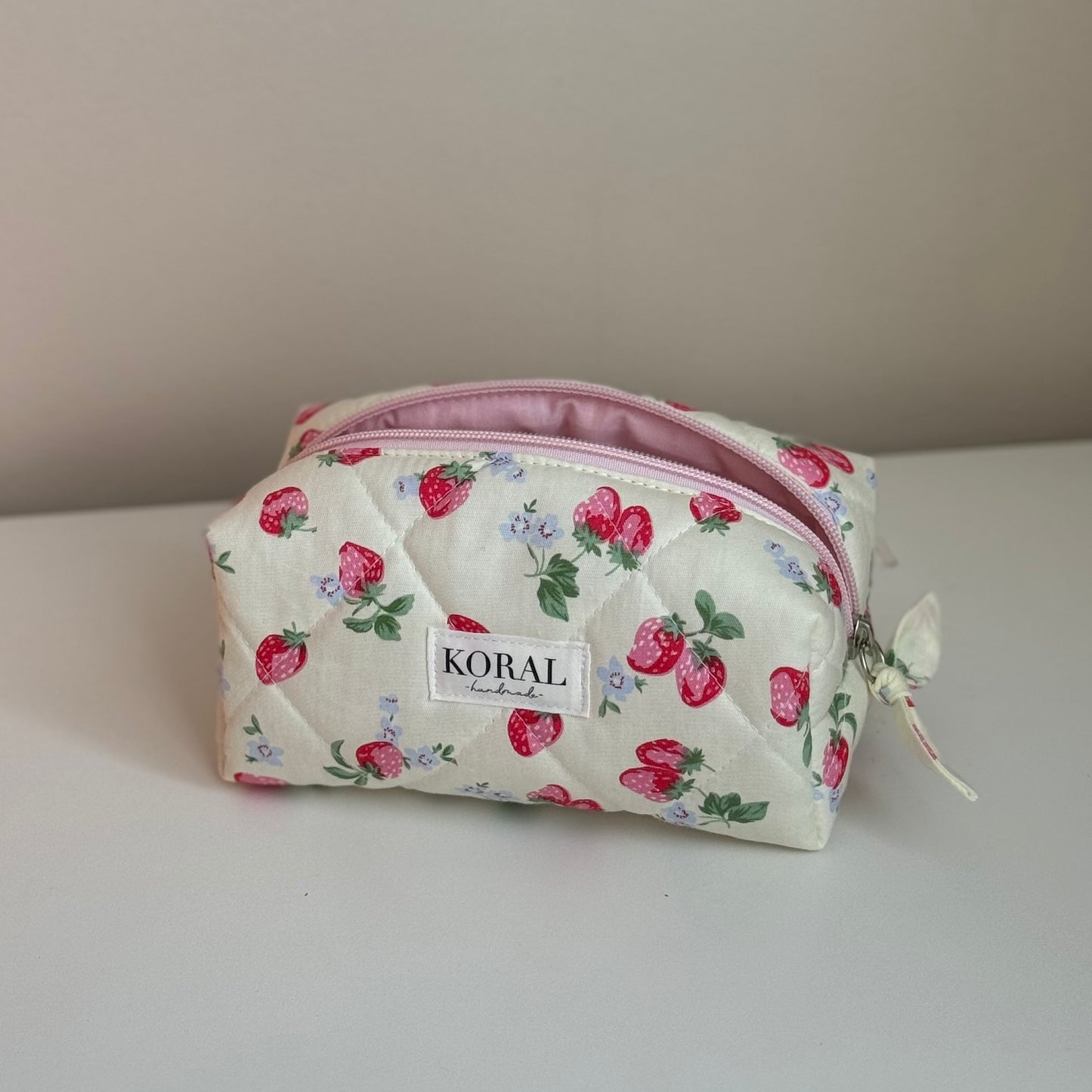 Kosmetyczka-kuferek –  "Truskawki"