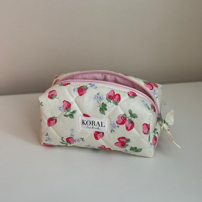 Kosmetyczka-kuferek –  "Truskawki"